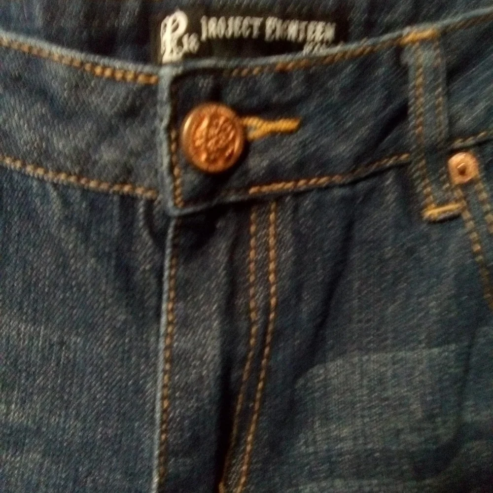 PROJECT eighteen ripped blue jeans. Size 9. (32X29.5)